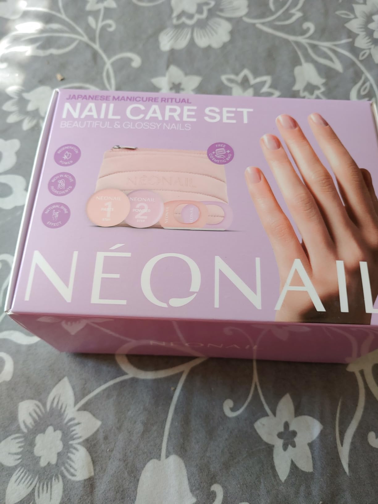 Wie im Nagelstudio